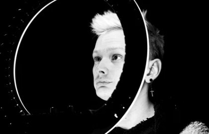 Это всё она