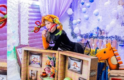 Девочка с длинными косичками