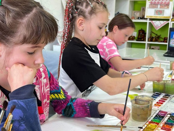 Выставка рисунков Изо студии «Акварель» «Зебра» к 23 февраля