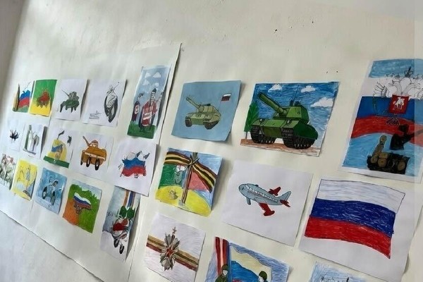 «Слава защитникам Отечества!» выставка рисунков детской Изостудии «Палитра»