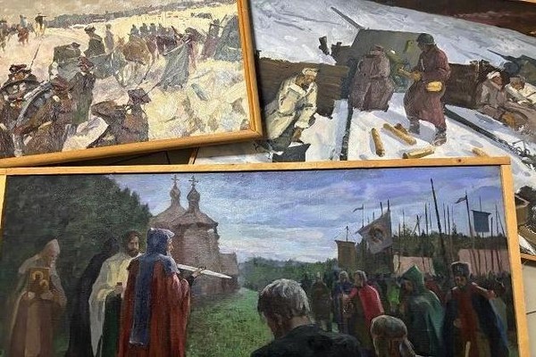 Выставка «Своих героев чтим»