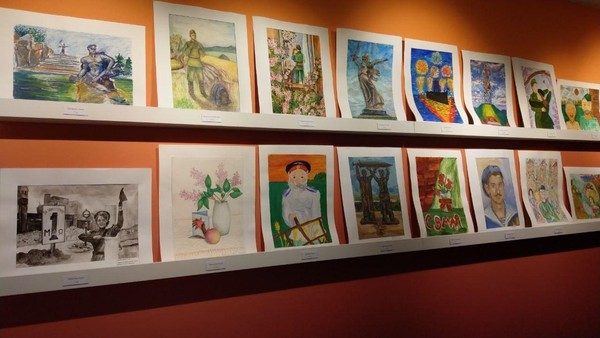 Выставка рисунков «Всегда на страже Родины»