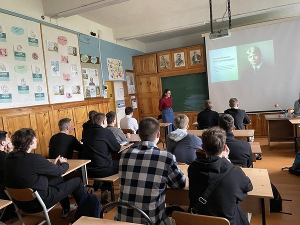 Литературный час «Есенин – поэт русской души»