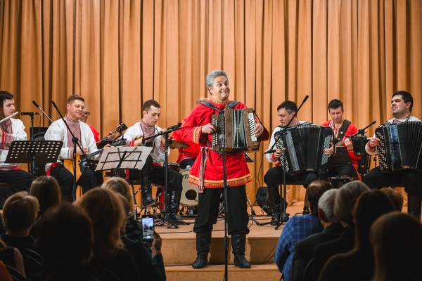 Оркестр ансамбля народной музыки и танца «Ярмарка» и Андрей Дюженков