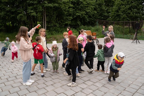 Праздничная программа «Масленица идёт — блин да мёд несёт»