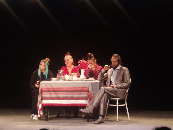 Спектакль «Заменяю»