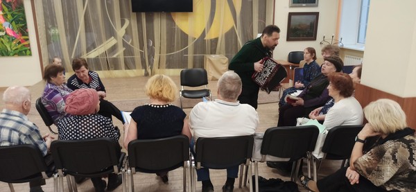 Исполнение песен плод гармонь «Всю неделю стол горой – мы прощаемся с зимой!»