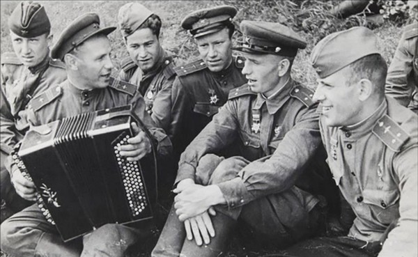 Тематическая беседа «Первые песни войны: что слушали и пели в июне 1941-го»