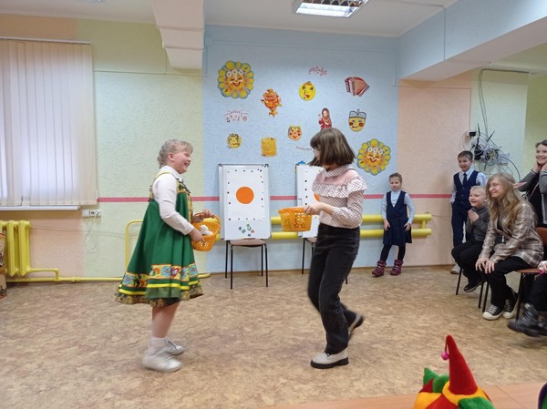 Фольклорные посиделки «Собирайся, народ, к нам Масленица идет!»