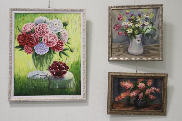 Выставка картин «Весна, женщины, цветы»