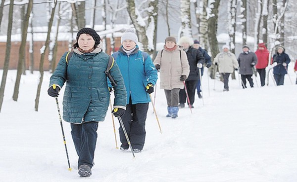 Северная ходьба в парке для жизнелюбов