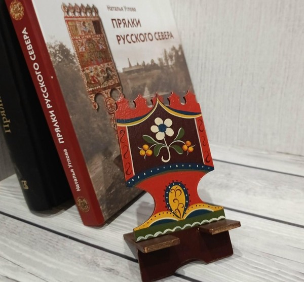 Прялка-подставка для телефона в традициях Вожегодской росписи