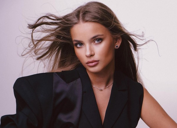 Музыкально-поэтический спектакль Марии Меженной «Расскажи мне о любви»