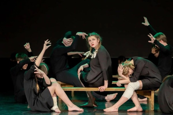 Благотворительный показа спектакля Перелистывая страницы в честь 23 февраля