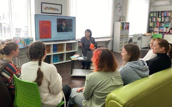 Подростковый читательский клуб «Встречное движение» приглашает ребят на очередную встречу