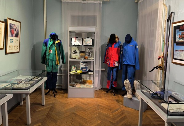 Выставка «До макушки планеты и обратно. Исследованию Арктики посвящается...»