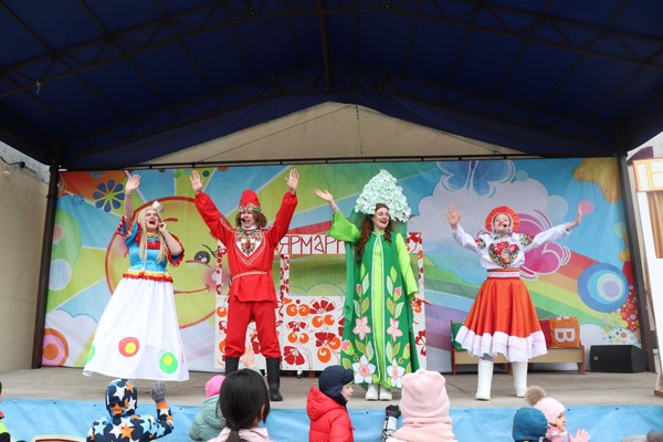 Народное гулянье «Пришла ко двору Масленица»