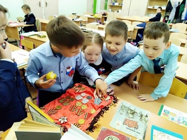 Литературный час «Трубы громкие поют – армии салют»