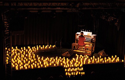 Музыка из аниме на органе при свечах