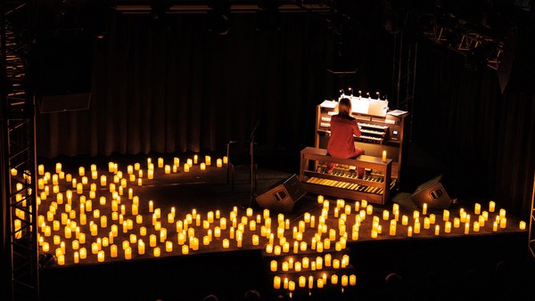 Музыка из аниме на органе при свечах