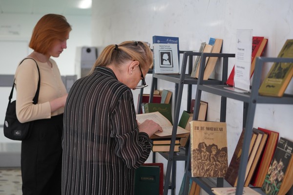 Инсталляция «Стена языков»