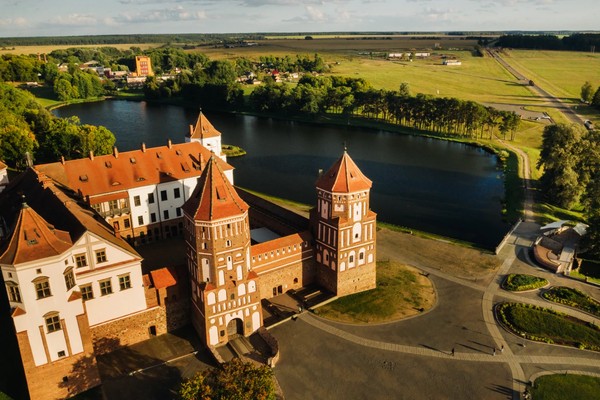 Трансфер к замкам Мира и Несвижа — из Минска