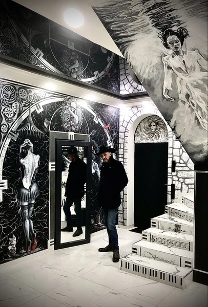 По замку–музею Длиннорукого мастера в Ереване — с его хозяином