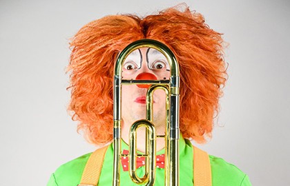 Клоун-дирижер и симфонический оркестр