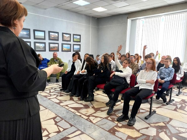 Информационно-праздничный час «Защитников Родины славим»