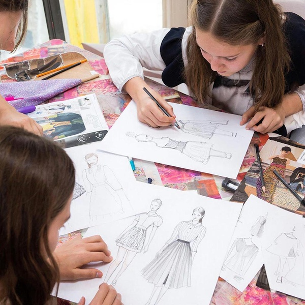 Творческое занятие «Фешен-скетчинг. Рисуем модель»