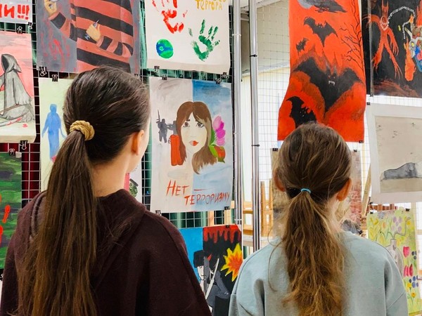 Информационная выставка на тему: «Мы против терроризма»