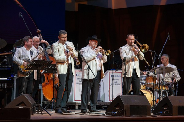 Салют, Армстронг!