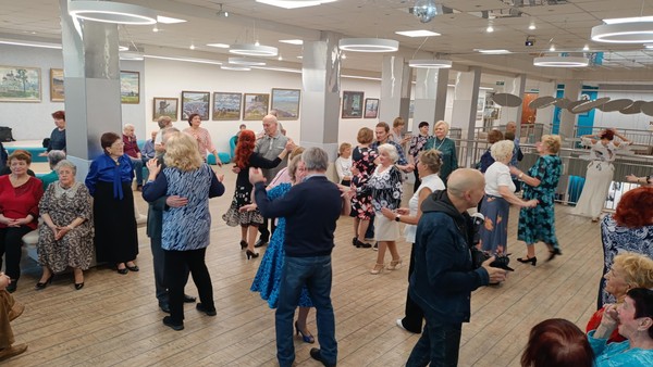 Танцевальный вечер «А сердце ждёт весну …»