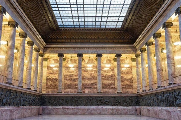 Аудиоэкскурсия «Бронза, мрамор и хрусталь: прогулка по Мраморному залу»