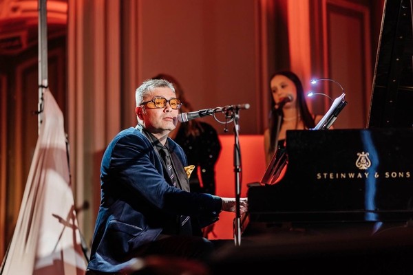 Он — Сэр Элтон Джон. Трибьют