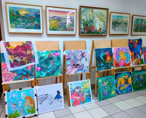 Выставка творческих работ обучающихся в стиле «батик»