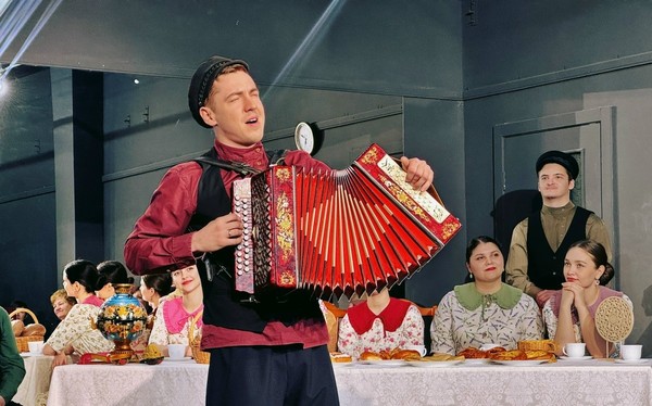 За общим столом