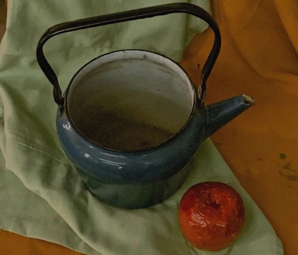 «Натюрморт из предметов домашнего обихода. Точка зрения сверху»