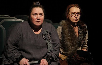 Две дамочки в сторону севера