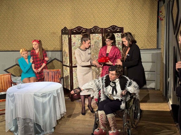 «Восемь любящих женщин»