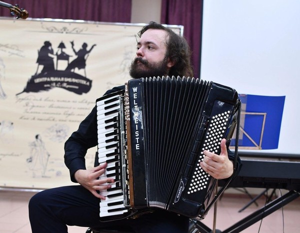 Выступает Евгений Беляев