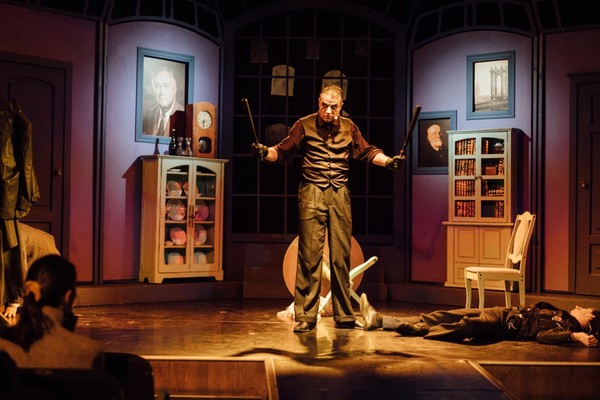 Спектакль «Мышьяк и кружева»