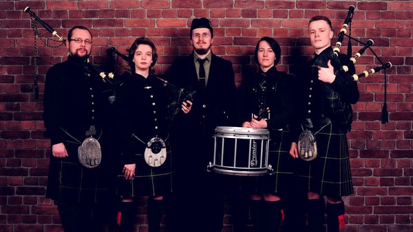 Волынки и барабаны при свечах