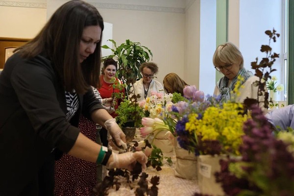 Весенняя композиция из природных материалов