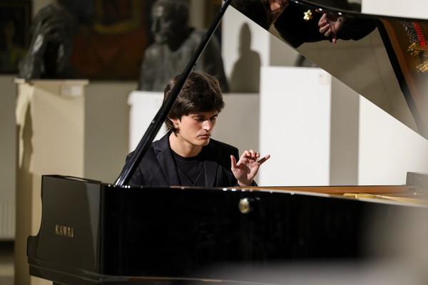 Илья Папоян. Соло