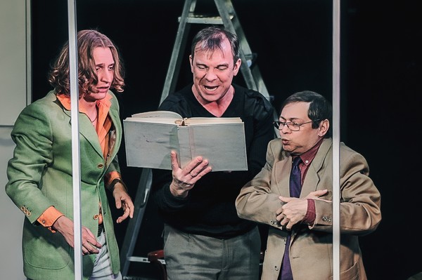 Трое на качелях