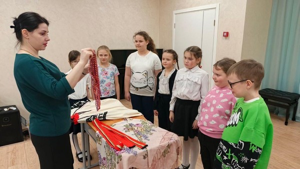 Познавательный час «История и особенности народных театральных костюмов и реквизита»