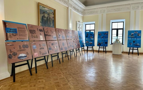 Фотовыставка памятных монет из коллекции Музея Банка России «Время и деньги»