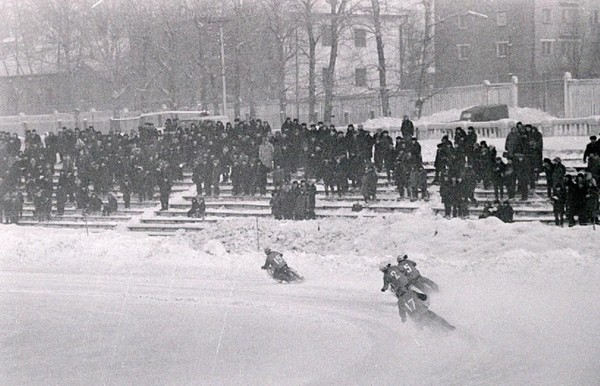Выставка «Не сбрасывая газ на виражах»