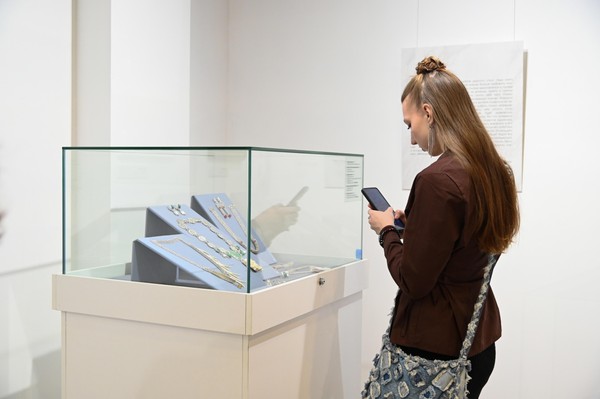 Экскурсия по выставке «Праздник»